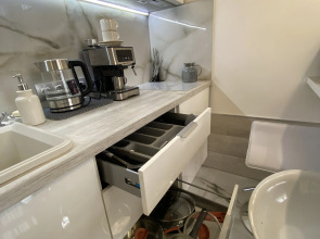 Апартаменты в современном стиле с камином