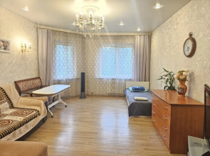 Prostornaya Trekhkomnatnaya Kvartira Flat