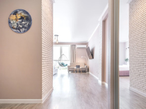 Апартаменты с панорамным видом на город, с большим телевизором (65 дюймов) и Алисой. Встречайте рассветы!