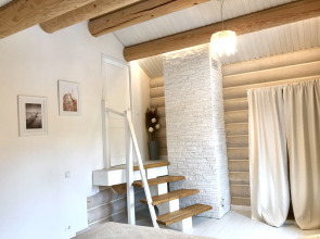 Шале на Скале с Видом на Озеро