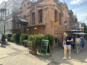 Апартаменты House near Gabriadze theatre