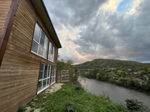 S baney basseynom i mangalom na beregu reki Private house