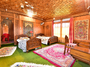 Wangnoo Worth Houseboats Hotel