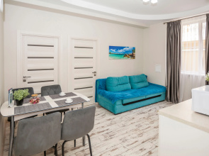 U Morya S Basseinom v ZhK Solnechnyij apt12 Apartment
