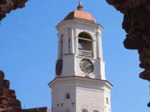 Квартира у Часовой Башни с Просторной Кухней