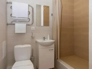 Апартаменты Мини студия в Центре с кухней, душем и большим окном