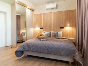 Апартаменты трехкомнатные с панорамным видом на город и море в центре Новороссийска от LetoApart