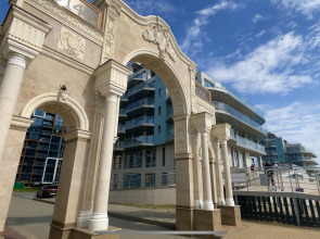 Апартаменты с бассейном у моря