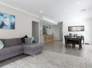 Modern Home Near City And Airport Guest House