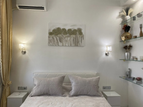 Апартаменты в современном стиле с камином