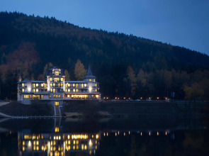 Resort Retro Riverside Wellness