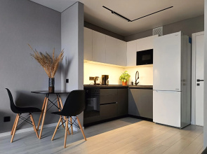 Studiya Komfort Khaus S Dizaynerskim Remontom Flat