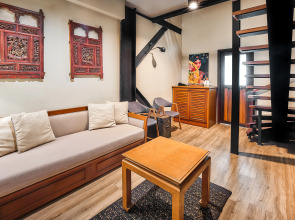 Отель Prince Theatre Heritage Stay