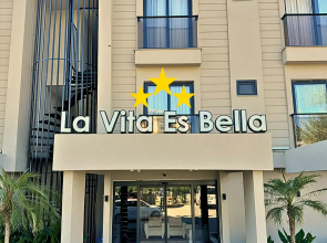 La Vita Es Bella Hotel
