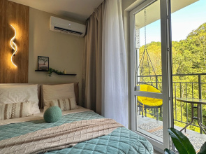 Uyutnye S Vidom Na Samshitovy Les Apartment