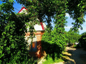 S Dvumya Spalnyami I Kryltsom S Sadovoy Mebelyyu Private house