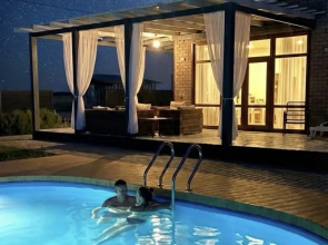 S Basseynom U Morya Private house