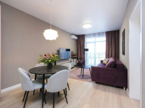 Большая Однокомнатная Квартира с Видом на Реку и Новым Ремонтом