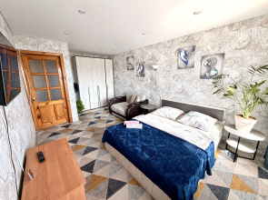 Dlya Dostoynykh Lyudey Flat