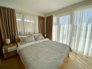 Na 2-4 Gostya s Bolshoy Terrasoy i Besplatnoy Parkovkoy Flat