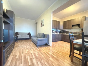 Квартира Трехкомнатная с Балконом и Кондиционером в Центре на Весенней