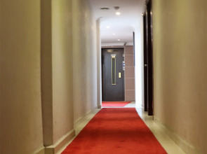 Отель Red White