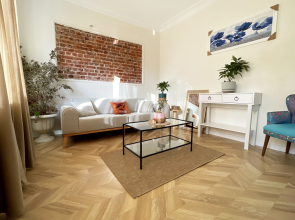2BR/2Bath Central Apt, Balcony - Near Hilton Apartments