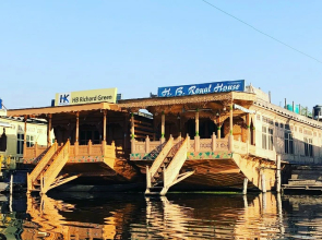 Royal Houseboat Hotel