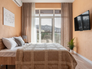 S Balkonom I Vidom Na Gory Flat