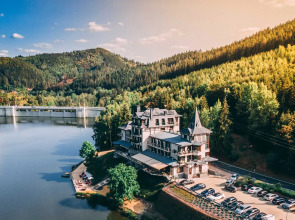 Resort Retro Riverside Wellness