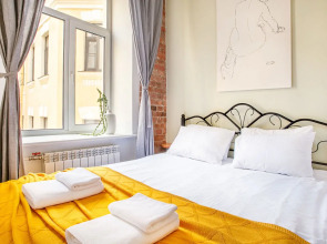 Апартаменты на Большом 13 Два Окна в Спальне