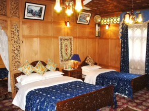 Shiraz Deluxe Houseboat Hotel