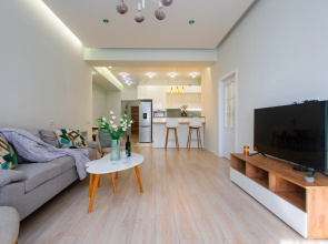 3-komn. kategorii Lyuks, na perekrestke Pushkin-Saryan Flat PU514
