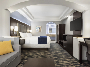 Days Inn & Suites by Wyndham Houston Hobby Airport