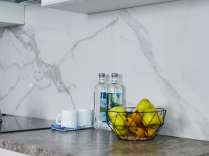 Апартаменты Luma White #2 в центре города с красивым видом на балконе