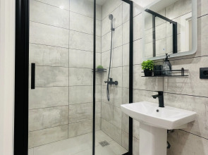 Апартаменты с балконом и видом на сосновый парк рядом с морем