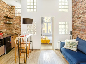 Апартаменты на Большом 13 Два Окна в Спальне