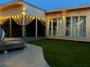 Cherniy Dom V Khvalinske Guest House