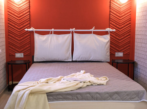 Квартира Студия с большой круглой ванной и камином