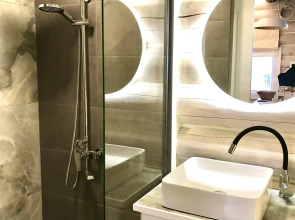 Частный дом Дом на скале с видом на озеро.