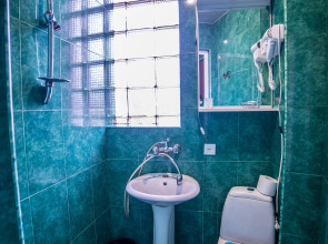 Отель Qeroli old town