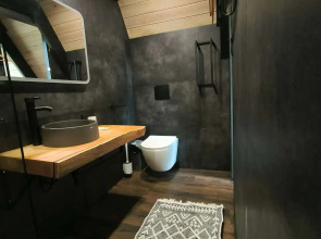 Шале двухэтажный А-фрейм с панорамным остеклением и террасой