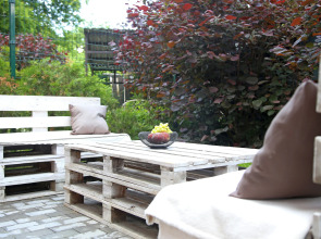 Апартаменты Уорхол - апельсин и капучино в интерьере с собственным двориком для BBQ в 10 минутах от центра