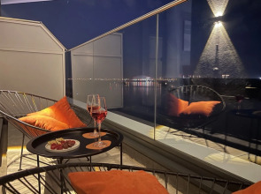 Апартаменты Bид на реку с террасы 13го этажа