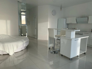 Апартаменты Белая Романтическая Студия с Панорамным Видом