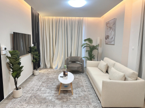 Vserve Modern Oasis: Canal & Burj Views Apartments
