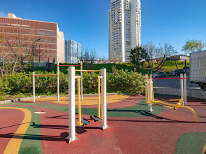 Апартаменты на высоком этаже, рядом с театром и мостом, недалеко от центра. Фастовская 29.