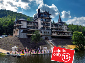 Resort Retro Riverside Wellness