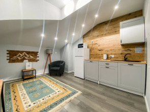 Студия с панорамным видом на озеро и горы