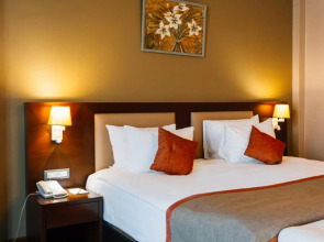 Parkside Hotel & Apartments